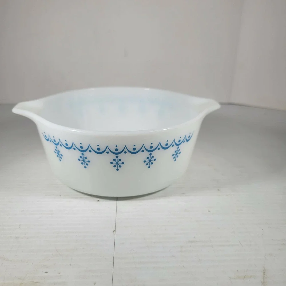 Pyrex 472 Casserole Dish 1.5 Pt White Blue Lace Snowflake Garland NO LID